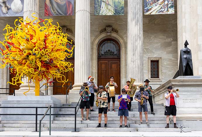 La Fanfare Jarry in front of the Montreal Museum of Fine Arts 