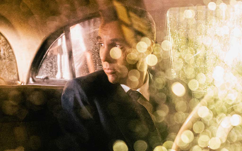 Le film Monsieur Aznavour, réalisé par Grand Corps Malade et Mehdi Idir, retrace l’ascension du célèbre chanteur de La Bohême à partir des années 1950.