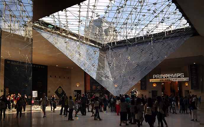 Paris - pyramide du Louvre - photo: Andrew Burlone - WestmountMag.ca
