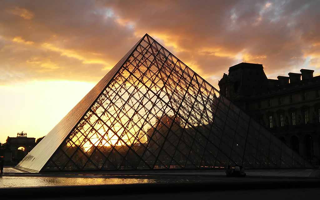 Paris - pyramide du Louvre - photo: Andrew Burlone - WestmountMag.ca