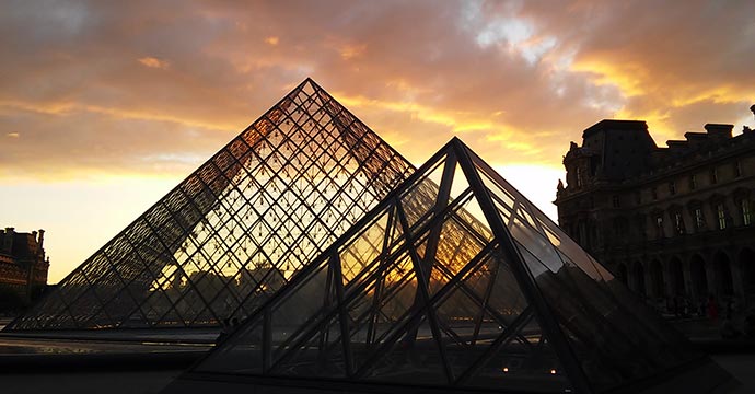 Paris - pyramide du Louvre - photo: Andrew Burlone - WestmountMag.ca