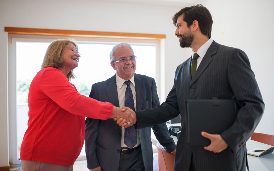 Agent immobilier avec clients – Real estate broker with clients