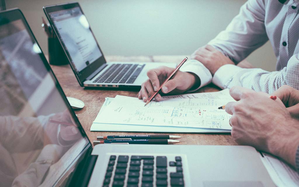 Transaction immobilière / Real estate transaction - photo: Scott Graham