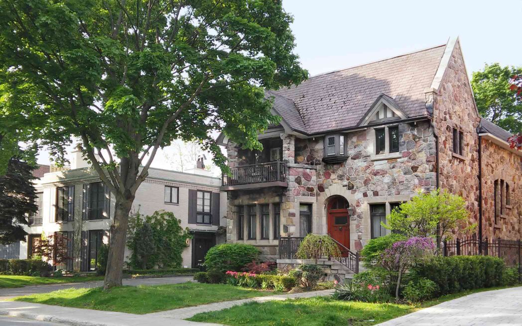 Avenue Redfern Avenue, Westmount QC- photo: Andrew Burlone – WestmountMag.ca