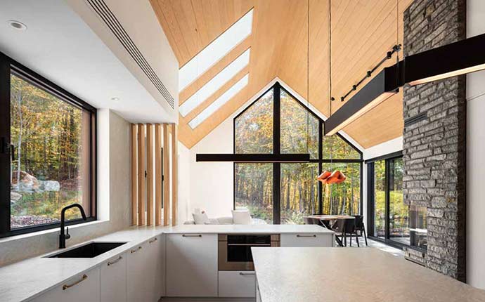 Résidence du Hâle - Wentworth-Nord, Canada - Atelier BOOM-TOWN - Une résidence conçue pour offrir un équilibre parfait entre confort moderne et immersion dans la nature.