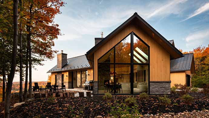 Résidence du Hâle - Wentworth-Nord, Canada - Atelier BOOM-TOWN - Une résidence conçue pour offrir un équilibre parfait entre confort moderne et immersion dans la nature.