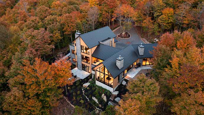 Résidence du Hâle - Wentworth-Nord, Canada - Atelier BOOM-TOWN - Une résidence conçue pour offrir un équilibre parfait entre confort moderne et immersion dans la nature.