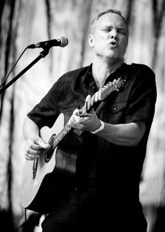 Singer-musician Rob Lutes