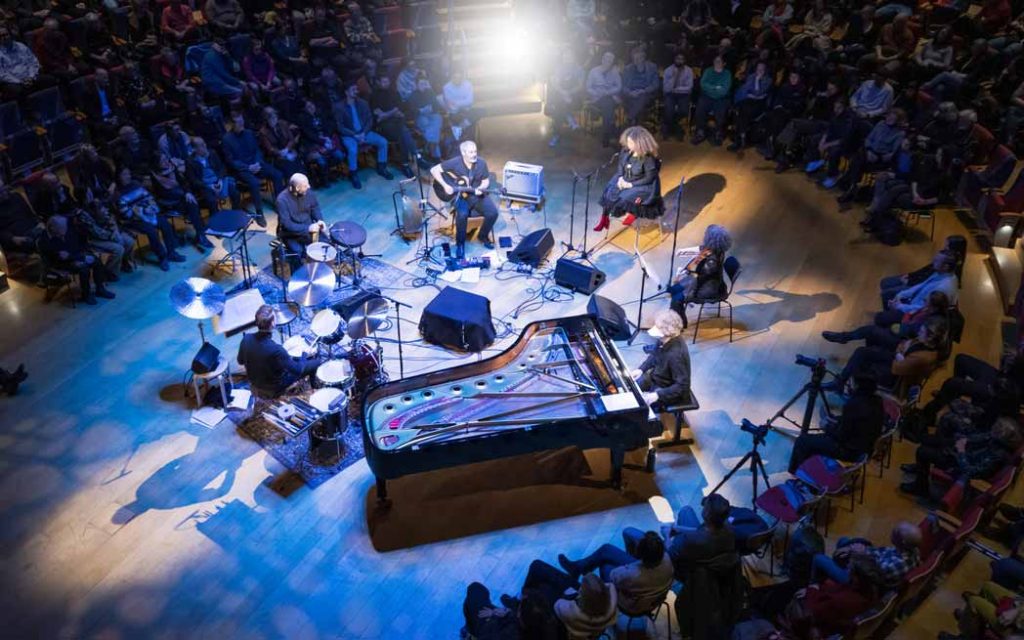 Programme double exceptionnel de la série Rencontres de musique actuelle

Festival Suoni per il Popolo présenté par Traquen’Art

Gordon Grdina — RU’YA - رؤيا avec Ghalia Benali
En première partie : John Hollenbeck — EPIGRAPHS
Dimanche 2 novembre 2025 | La Sala Rossa, Montréal