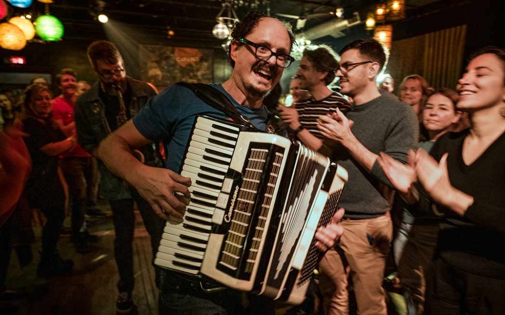 Ni tout à fait rappeur, ni tout à fait klezmer, Socalled réinvente la fête montréalaise à coups d’accordéon, de sampler et d’humour décapant.