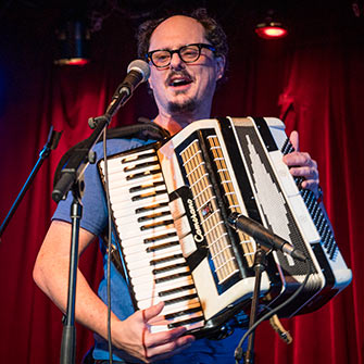 Ni tout à fait rappeur, ni tout à fait klezmer, Socalled réinvente la fête montréalaise à coups d’accordéon, de sampler et d’humour décapant.