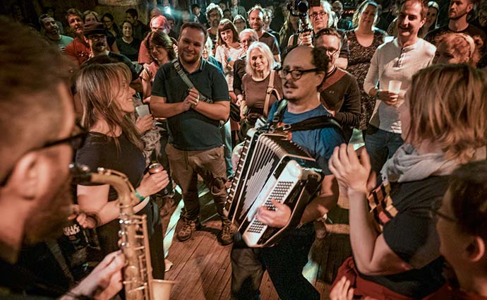 Ni tout à fait rappeur, ni tout à fait klezmer, Socalled réinvente la fête montréalaise à coups d’accordéon, de sampler et d’humour décapant.