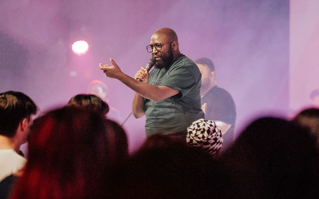 Speaker person standing in front of a crowd with the hands-up - photo: Steven Biak Ling - Unsplash