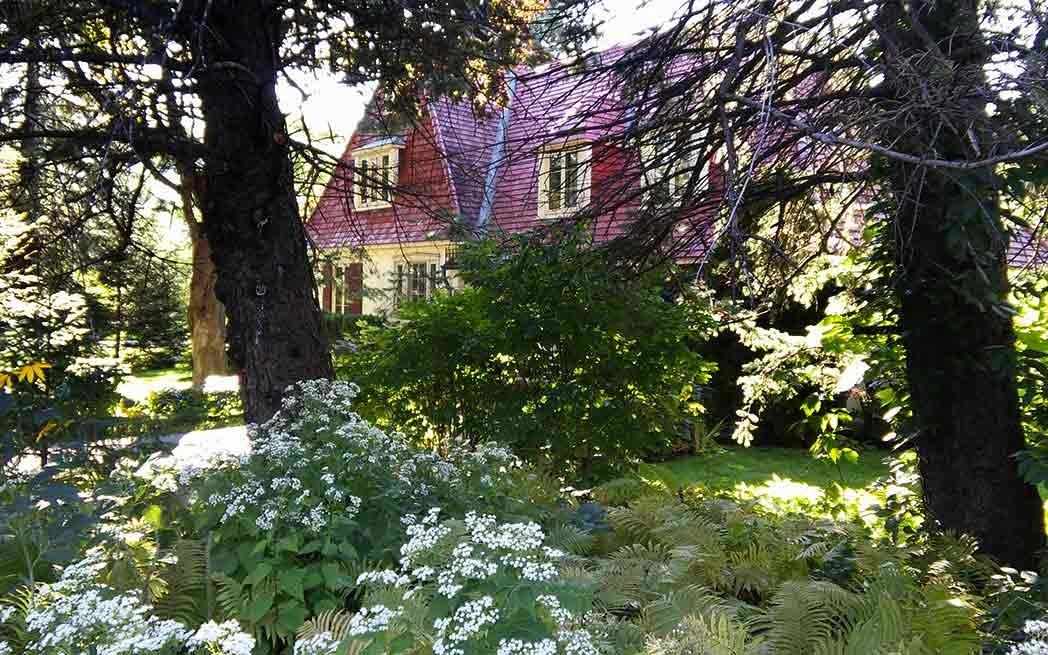 Surrey Gardens, Westmount QC - photo: Andrew Burlone – WestmountMag.ca