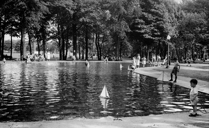 Sailing pond in Westmount Park